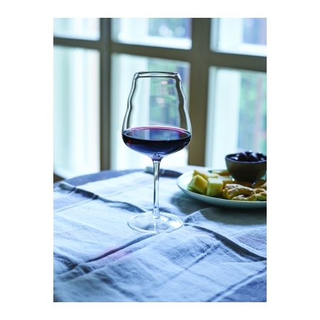 4130_-_red_wine_glass_-_table_inside